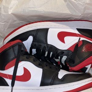 Air Jordan 1 mid  BLACK GYM RED